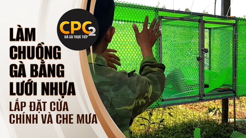 Lắp đặt cửa chính và hệ thống che mưa, che nắng trong cách làm chuồng gà bằng lưới nhựa